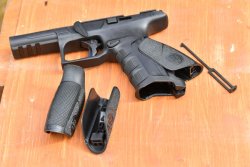 Test & Technik: Beretta APX in 9 mm Luger Griffrücken der BEretta APX