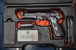 Beretta Fusion Black: exklusiver Test der Pistole auf dem Schießstand Die Beretta Fusion Black Pistole in ihrem Koffer