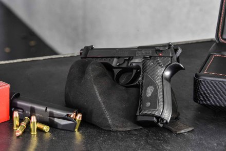 Beretta Fusion Black: exklusiver Test der Pistole auf dem Schießstand Die Beretta Fusion Black mit Magazin und Patronen