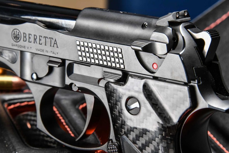 Beretta Fusion Black: exklusiver Test der Pistole auf dem Schießstand Detailansicht der Riffelung am Schlitten der Pistole Beretta Fusion Black