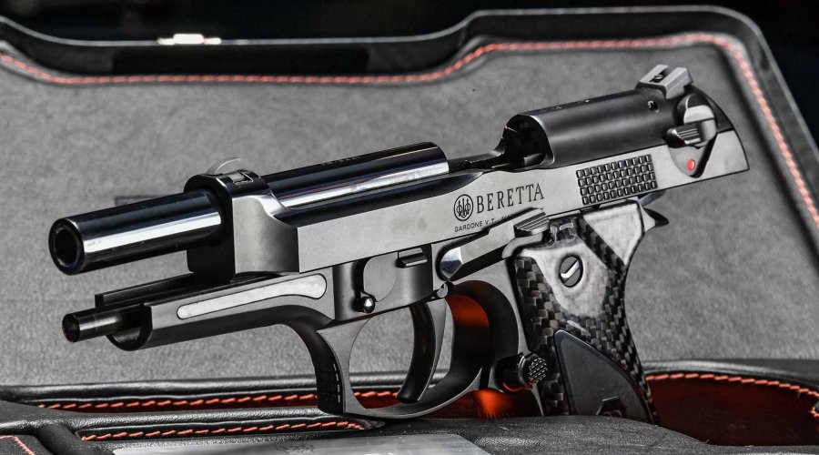 Die Pistole Beretta Fusion Black mit zurückgezogenem Schlitten