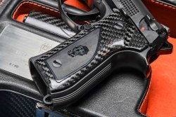 Beretta Fusion Black: exklusiver Test der Pistole auf dem Schießstand Griffschalen der Pistole Beretta Fusion Black aus Kohlefaser
