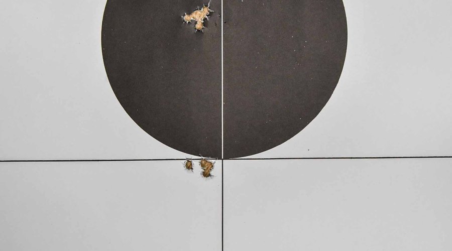 Trefferbild auf 15 m auf drei verschiedene Stellen mit der Beretta Fusion Black Pistole im Schießtest