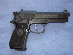 Beretta M 92 FS: CO2-Pistole im User-Test CO2-Kurzwaffe Beretta M 92 FS in der Ansicht von rechts