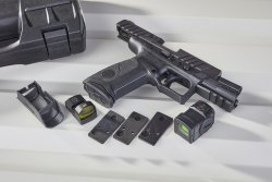 Beretta APX A1: Die überarbeitete Beretta Polymerpistole in 9 mm Luger im Praxistest Beretta APX A1 mit Adapterplatten und Red Dots