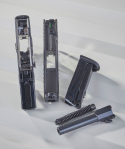 Beretta APX A1: Die überarbeitete Beretta Polymerpistole in 9 mm Luger im Praxistest Beretta APX A1 im zerlegtem Zustand