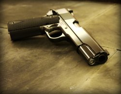 Cabot Guns "Black Diamond" - 1911er Pistole in .45 ACP Pistole liegt mit der Mündung schräg nach vorne rechts.