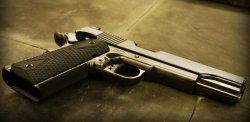 Cabot Guns "Black Diamond" - 1911er Pistole in .45 ACP Pistole liegend mit Blick auf Abzug.
