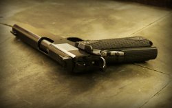 Cabot Guns "Black Diamond" - 1911er Pistole in .45 ACP Cabot Guns Black Diamond von hinten liegend