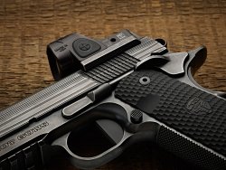 Cabot Guns The Apocalypse: Der Edel-1911er in 9 mm Luger und .45 ACP vorgestellt Bedienelemente und Reflexvisier der The Apocalypse von Cabot Guns im Detail.