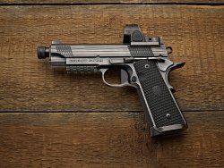 Cabot Guns The Apocalypse: Der Edel-1911er in 9 mm Luger und .45 ACP vorgestellt The Apocalypse von Cabot Guns mit Reflexvisier in der Komplettansicht.