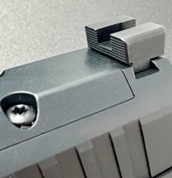 Striker Fire Action-Pistolen im Test: Canik Mete SFX/SFT Pro im Kaliber 9 mm Luger Geriffelte, hinterschnittene Kimme der  Canik Mete Pro-Modelle.