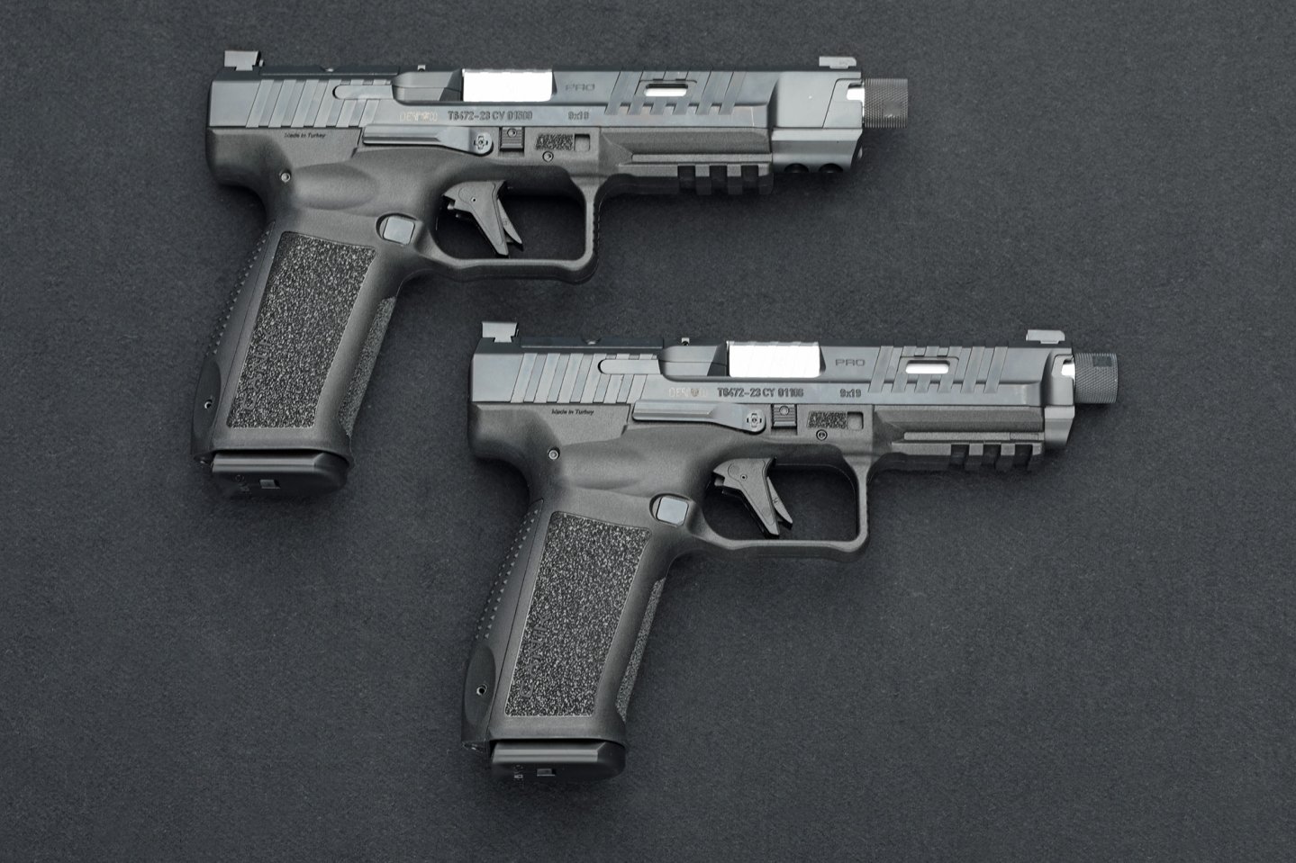 Striker Fire Action-Pistolen im Test: Canik Mete SFX/SFT Pro im Kaliber 9 mm Luger Die beiden Canik Mete Pro-Modelle (oben SFX mit 146-mm-Lauf, darunter SFT mit 127-mm-Lauf).