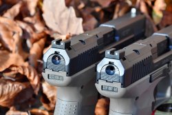 Praxistest: Canik METE SFX und SFT. Was können die mit viel Zubehör gelieferten Pistolen in 9 mm Luger?  Rot markierte Schlagbolzenüberstand links bei der Canik METE SFT