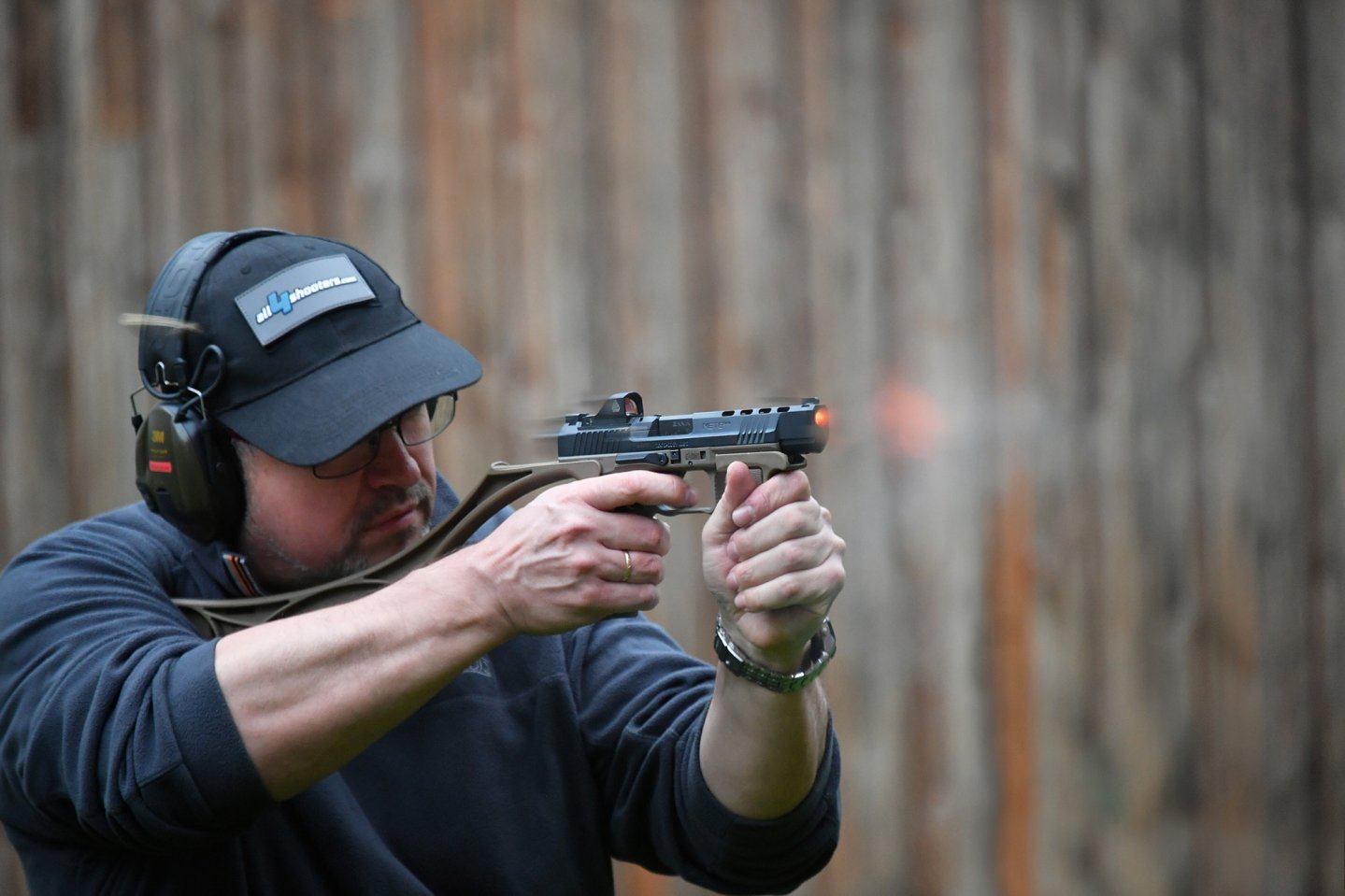 Praxistest: Canik METE SFX und SFT. Was können die mit viel Zubehör gelieferten Pistolen in 9 mm Luger?  Andreas Wilhelmus mit der Canik METE SFT in 9 mm Luger