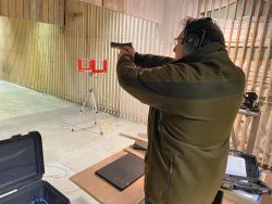 Caracal Lynx Sport im Kaliber 9 mm Luger: Zwei sportliche Pistolen im ausführlichen Test Caracal Lynx im Test auf dem Schießstand. Tester im Anschlag.