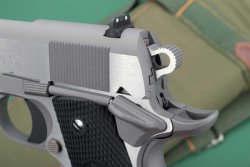 Test: Colt Commander Pistole in .45 ACP DDie Sicherung der Waffe