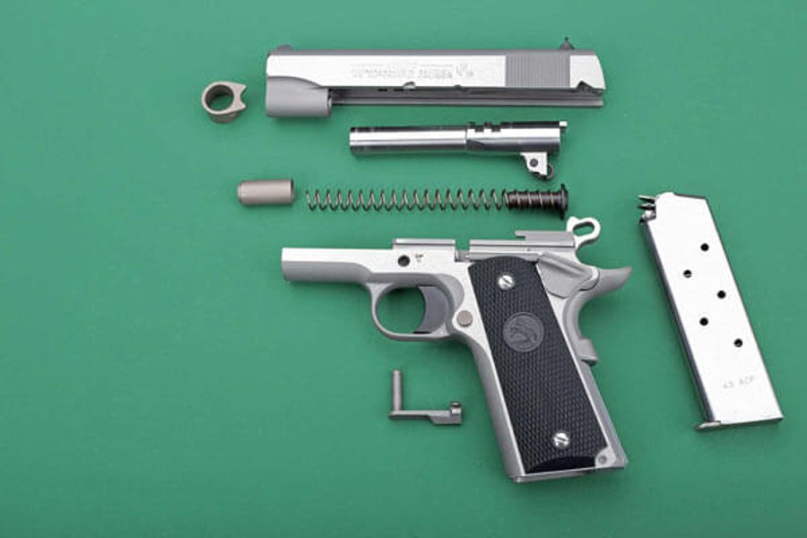 Test: Colt Commander Pistole in .45 ACP Der Colt Commander zerlegt