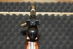 Test: Customizing Crosman 2240 Luftpistole Luftpistole Crosman 2240 mit Messing-Verschlusshebel und Messing-Abschlusskappe am Verschluss