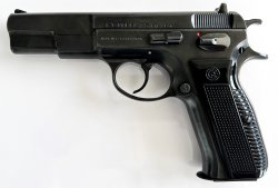 Legende CZ 75: Der 50. Geburtstag der tschechischen Selbstladepistole – Geschichte und aktuelle Varianten Frühes Modell der CZ 75 von links.