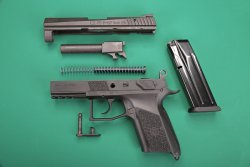 Die Pistole Ceská Zbrojovka CZ-75 P-07 Duty im zerlegten Zustand Die Pistole Ceská Zbrojovka CZ-75 P-07 Duty im zerlegten Zustand