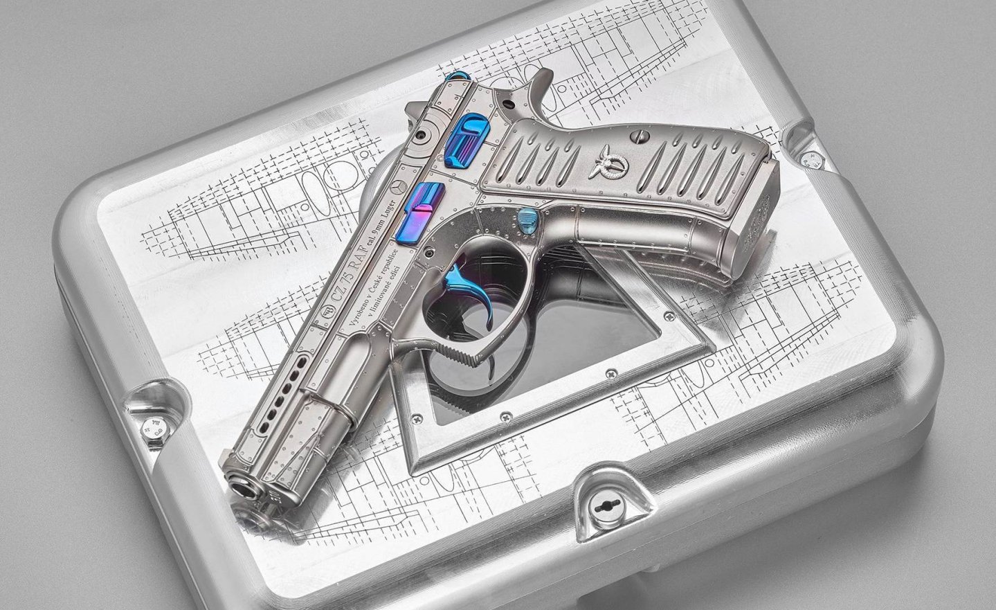 CZ 75 RAF Limited Edition auf dem mitgelieferten Koffer liegend.