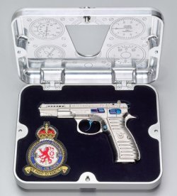 CZ 75 RAF Limited Edition: Edle Pistole als Hommage an die tschechoslowakischen Piloten im Zweiten Weltkrieg Der CZ 75 RAF-Koffer.