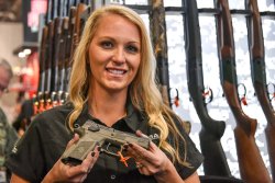 CZ P-07 OD Green – die kompakte Dienstpistole wird grün Frau zeigt CZ P-07 OD Green.