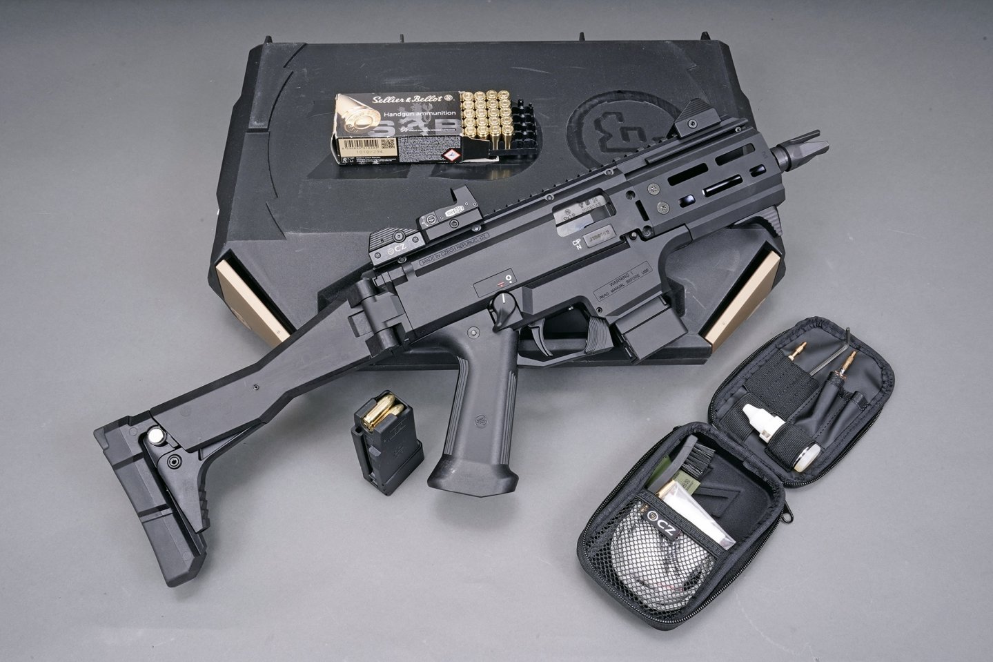 Pistolenkarabiner im Test: CZ Scorpion EVO3 S2 Micro im Kaliber 9 mm Luger Die CZ Scorpion EVO3 S2 Micro mit Zubehör.