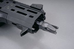 Pistolenkarabiner im Test: CZ Scorpion EVO3 S2 Micro im Kaliber 9 mm Luger Anschlagstopp an der Unterseite des Leichtmetall-M-LOK-Handschutzes der Scorpion EVO3 S2 Micro.