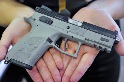 CZ (Ceska Zbrojovka): Neue halbautomatische Sportpistolen CZ P-07 Kadet auf Händen
