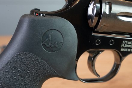 Dan Wesson 715 6" CO2-Revolver: Die freie Waffe in 4,5 mm im AirGhandi-Test mit Video Detail des Dan Wesson Logos an den Griffschalen.