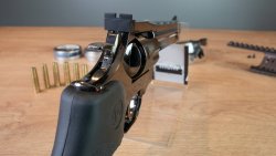 Dan Wesson 715 6" CO2-Revolver: Die freie Waffe in 4,5 mm im AirGhandi-Test mit Video Blick über die Kimme und den hinteren Griff des Dan Wesson Revolvers.