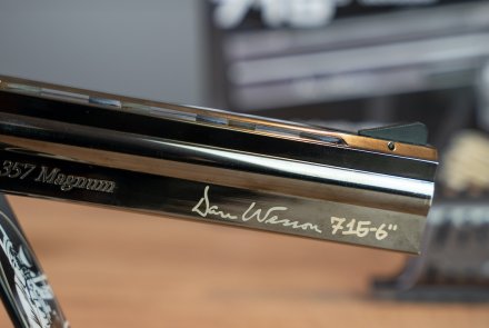 Dan Wesson 715 6" CO2-Revolver: Die freie Waffe in 4,5 mm im AirGhandi-Test mit Video Beschriftung am Lauf des Dan Wesson 715 Revolvers im Detail.