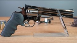 Dan Wesson 715 6" CO2-Revolver: Die freie Waffe in 4,5 mm im AirGhandi-Test mit Video Dan Wesson Revolver 715 von der Seite.