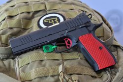 Dan Wesson DWX: die neue CZ 75-Pistole mit 1911er Single-Action-Abzug Dan Wesson DWX-Pistole mit 1911 Abzug von CZ USA schwarz mit roten Griffschalen in der Seitenansicht links