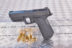 Daniel H9 – Ganzmetallpistole mit Schlagbolzenschloss und niedriger Laufseelenachse im Test Daniel Defense Daniel H9 komplett von links.