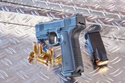 Daniel H9 – Ganzmetallpistole mit Schlagbolzenschloss und niedriger Laufseelenachse im Test Aluminium-Griffstück der Daniel H9 mit Griffschalen.