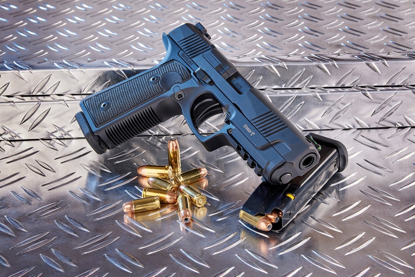 Daniel H9 komplett von der Seite.