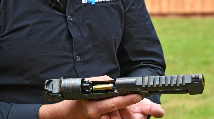 Schütze lädt die halbautomatischen Pistole Desert Eagle XIX 6" Case Hardened von Magnum Research