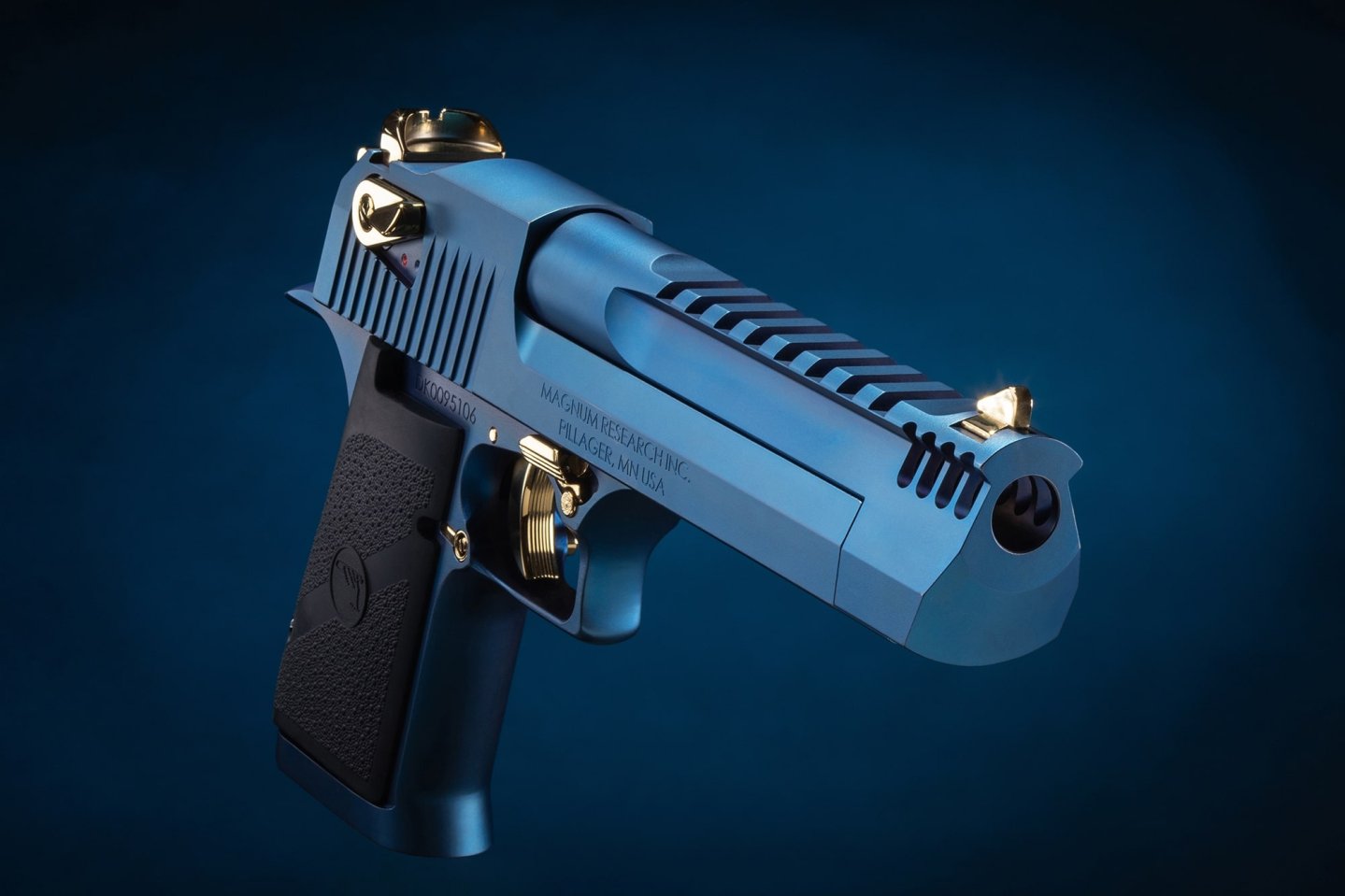 DE50CBG Desert-Eagle-Carbo-Blue-Magnum-Research-bei-Ferkinghoff-International-rechte-Seitenansicht-dunkler-Hintergrund