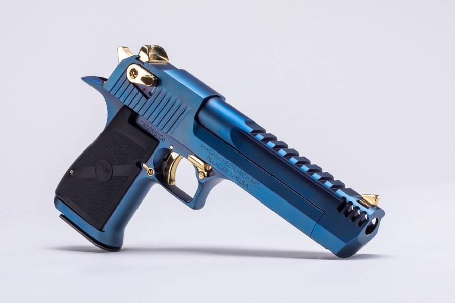 Desert Eagle Pistolen von Magnum Research: Ikonische Wüstenadler exklusiv bei Ferkinghoff International DE50CBG_Desert-Eagle-Carbo-Blue-Magnum-Research-bei-Ferkinghoff-International-rechte-Seitenansicht-platziert