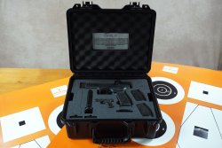 Test: Die preisgünstige Ganzstahlpistole Canik SFx Rival-S hat für den IPSC-Schützen einiges zu bieten... Blick in den Koffer der Canik SFx Rival-S, mit der schwarzen Variante und Zubehör darin.