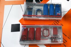 Test: Die preisgünstige Ganzstahlpistole Canik SFx Rival-S hat für den IPSC-Schützen einiges zu bieten... Canik-Zubehör-Kits mit roten und blauen Anbauteilen für die Rival-S.