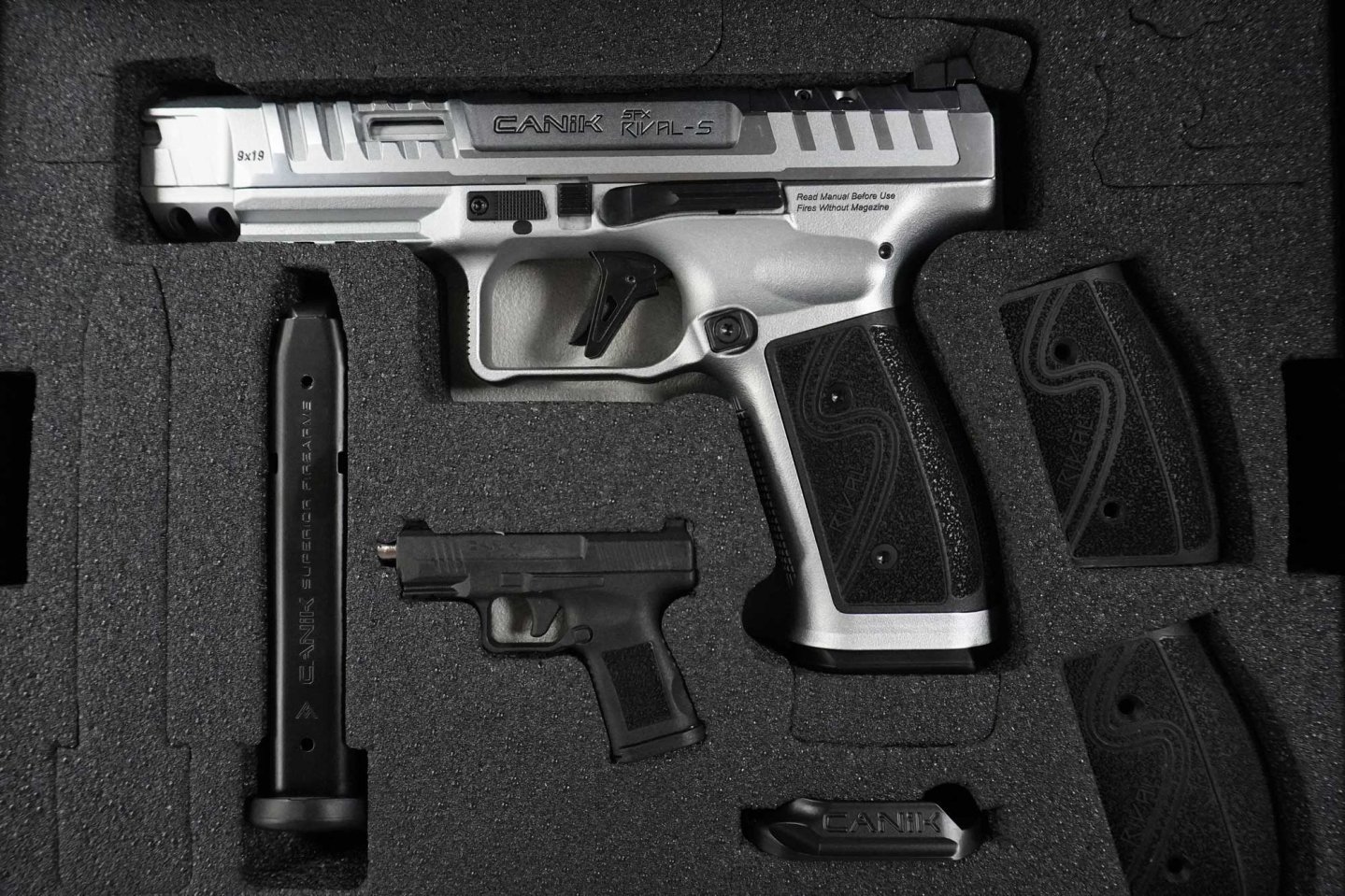 Test: Die preisgünstige Ganzstahlpistole Canik SFx Rival-S hat für den IPSC-Schützen einiges zu bieten... Blick in den Koffer der Canik SFx Rival-S, mit der schwarzen Variante und Zubehör darin.