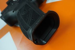 Test: Die preisgünstige Ganzstahlpistole Canik SFx Rival-S hat für den IPSC-Schützen einiges zu bieten... Der Magazinschacht der Canik Rival-S mit angebautem Magazintrichter.