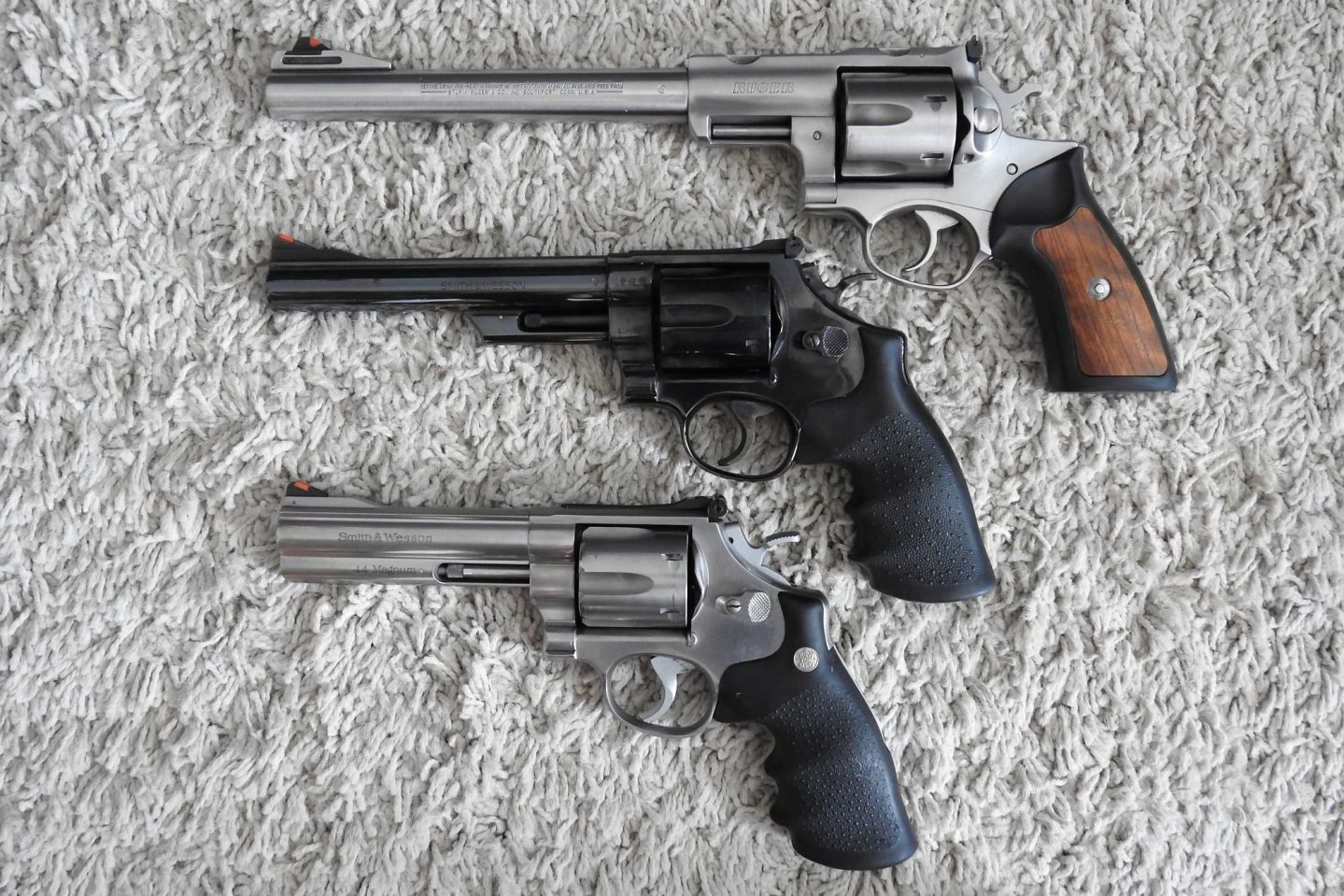 "Länge läuft": Der Einfluss der Lauflänge auf die Geschossgeschwindigkeit bei Kurzwaffen Ruger Super Redhawk und Smith and Wesson M 29 und 629 Revolver im Kaliber .44 Magnum auf Ikea Teppich