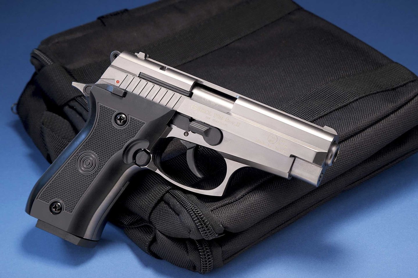 EKOL P29 Rev. II in rechter Seitenansicht auf einer Tasche.