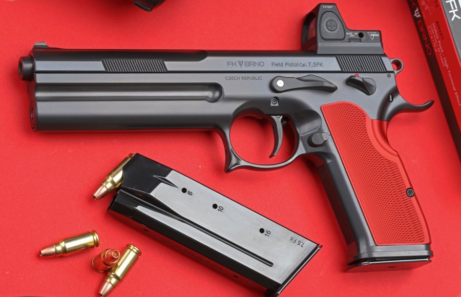 FK BRNO Field Pistol im rasanten Kaliber 7,5 FK im Test Die BRNO mit Magazin und darin befindlichen Patronen.