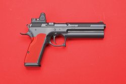 FK BRNO Field Pistol im rasanten Kaliber 7,5 FK im Test FK BRNO Field Pistol komplett von rechts.